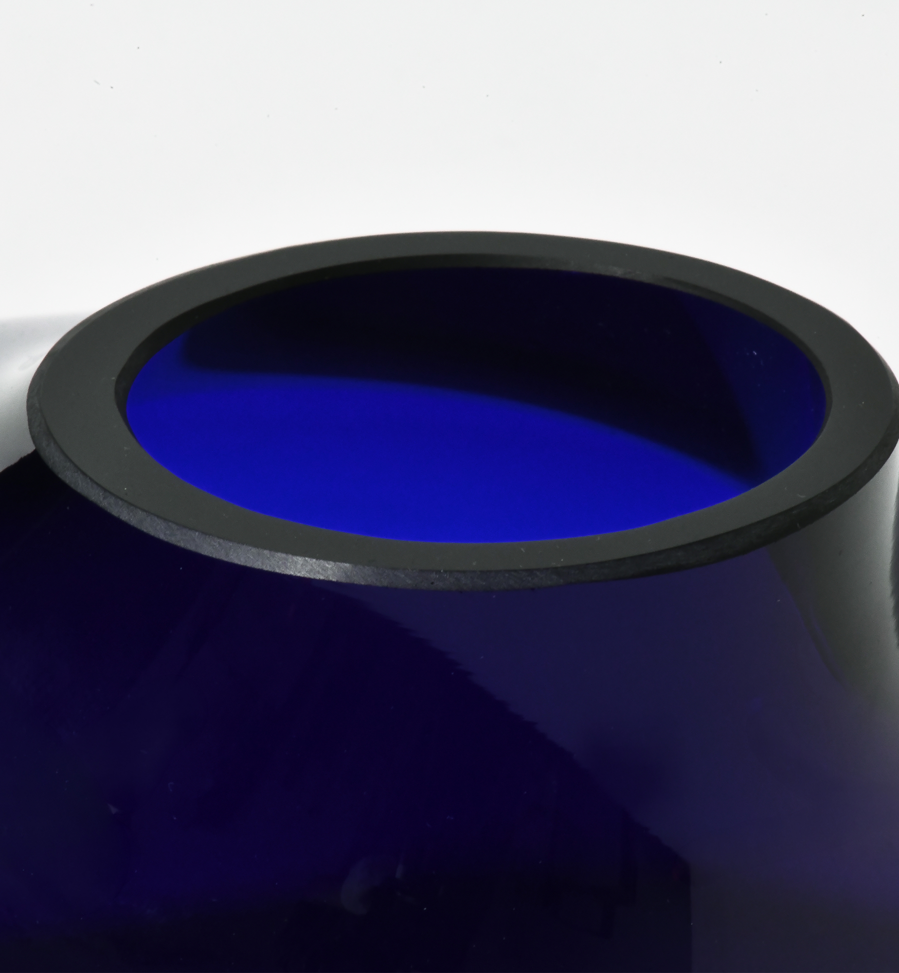 krosno-pebble-2017-vase-en-verre-cobalt-12-cm-fait-main image 3