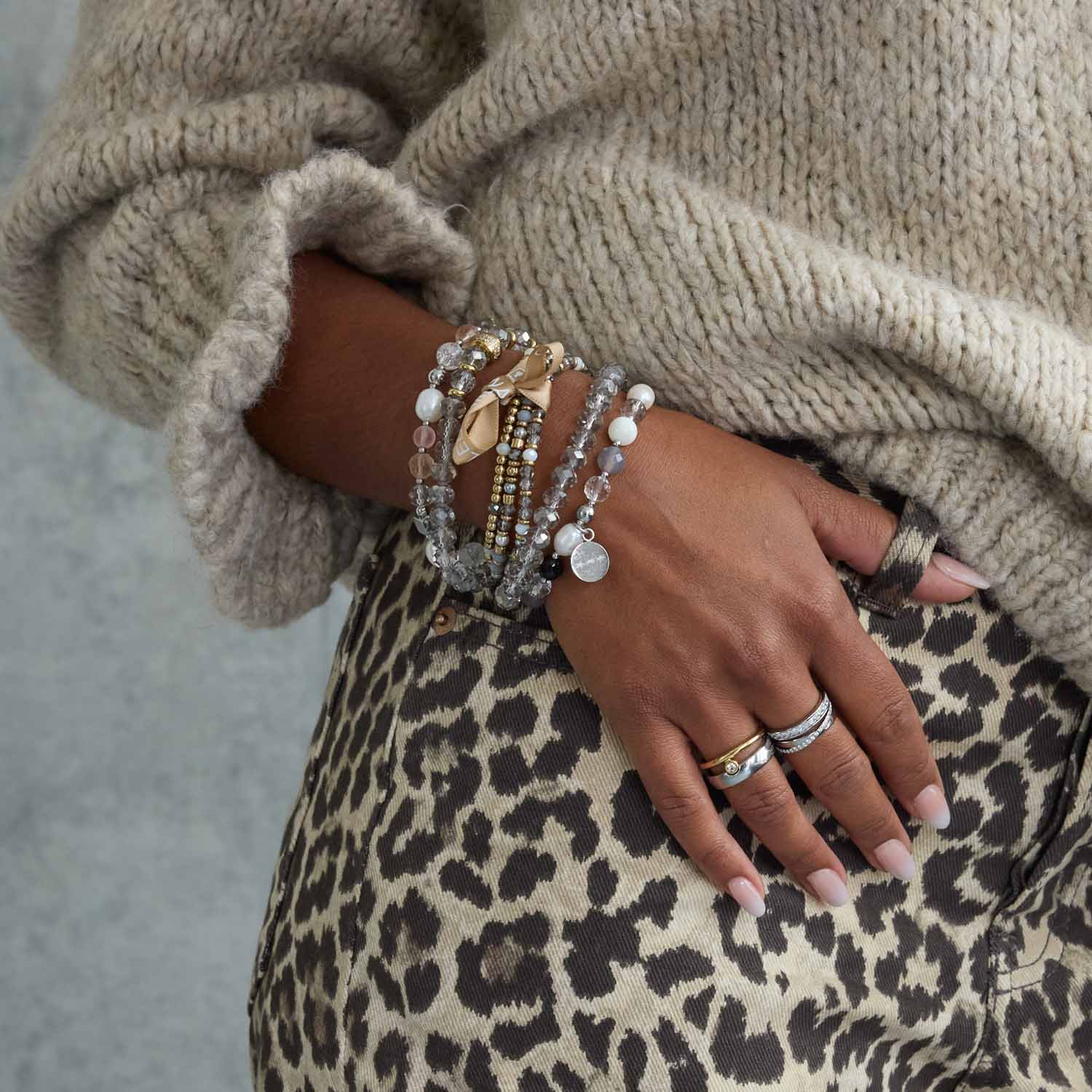 leonardo-bernadette-bracelet-dor-perles-grises-3-rangs image 5