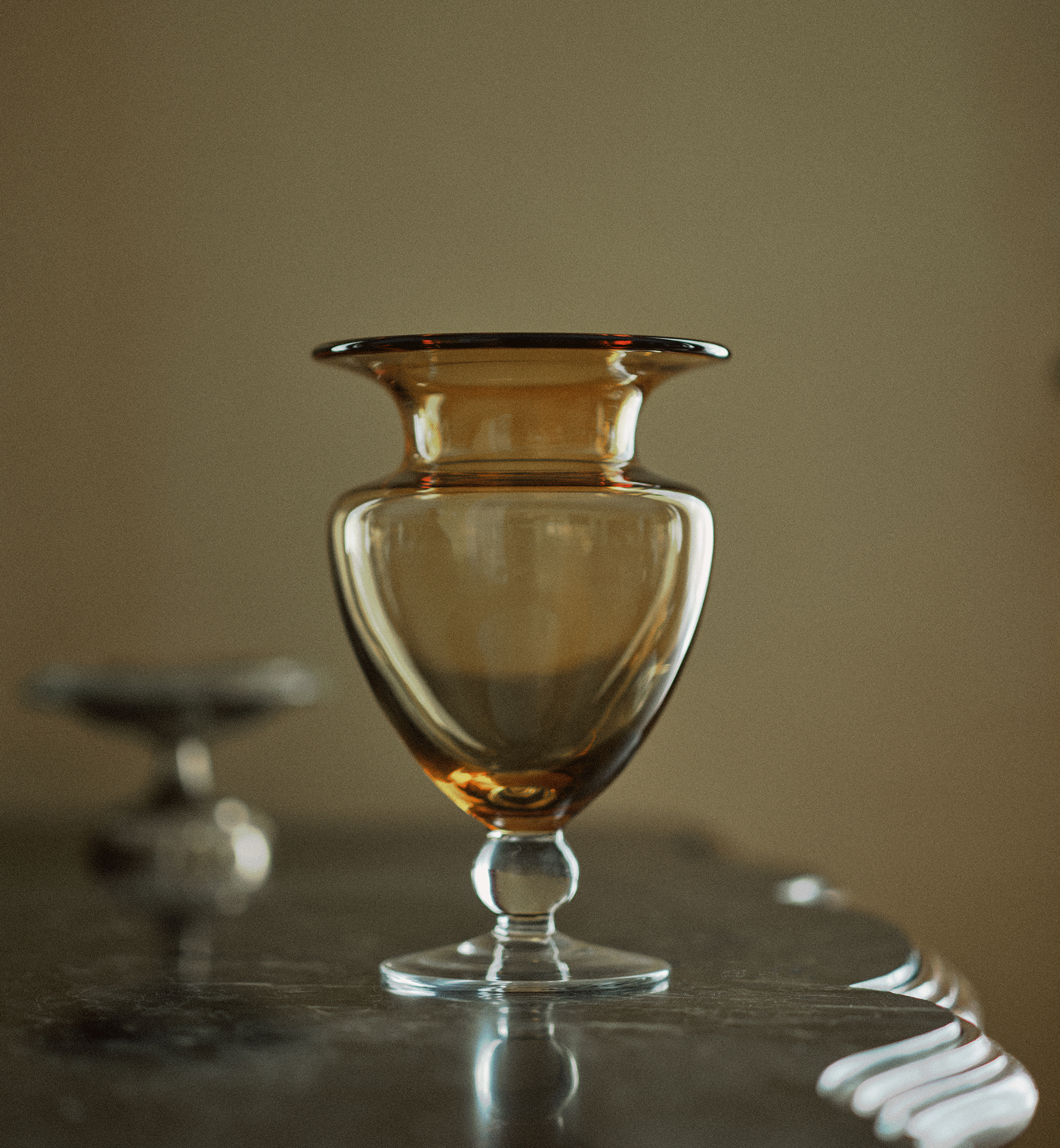 krosno-the-palace-5253-vase-sur-pied-ambre-26-cm image 2
