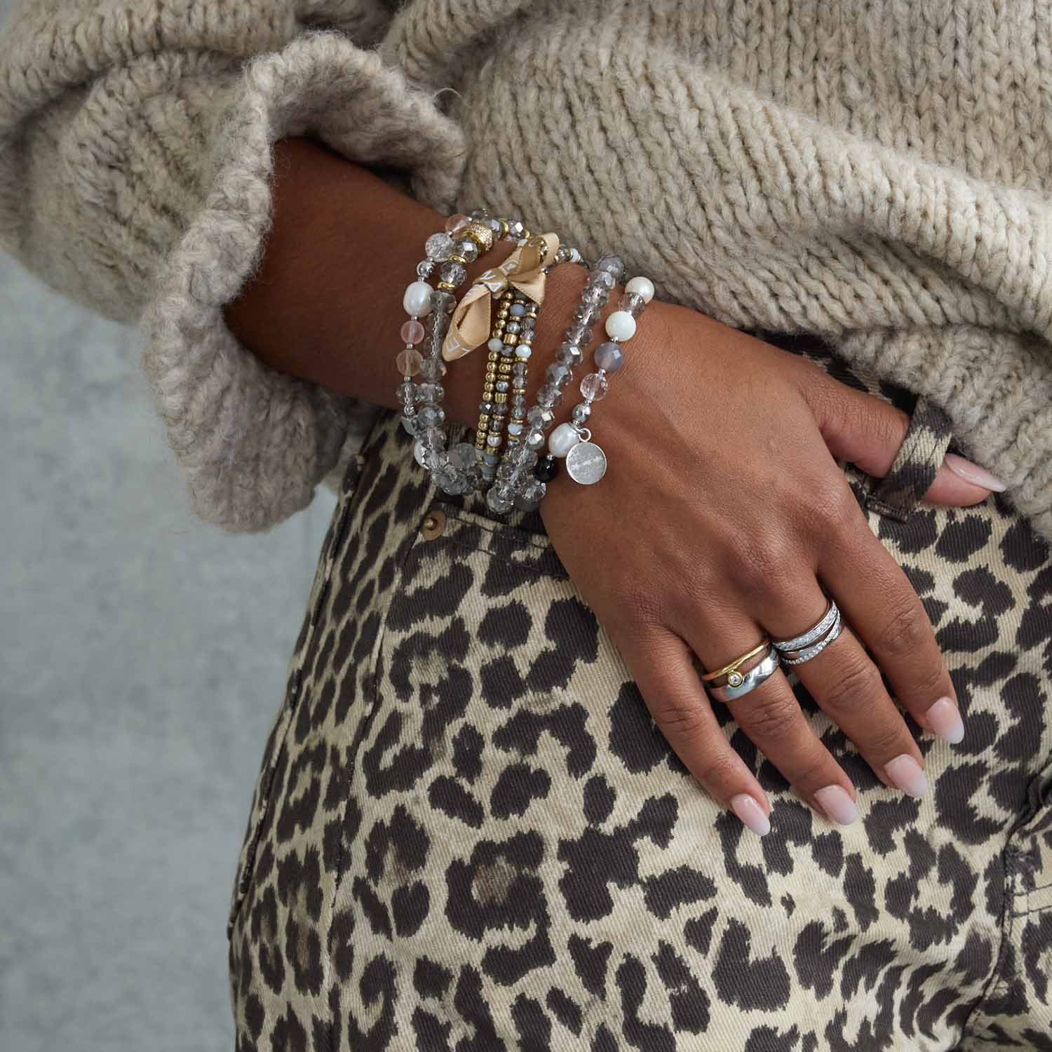 leonardo-berna-bracelet-dor-perles-grises-fum-es image 8
