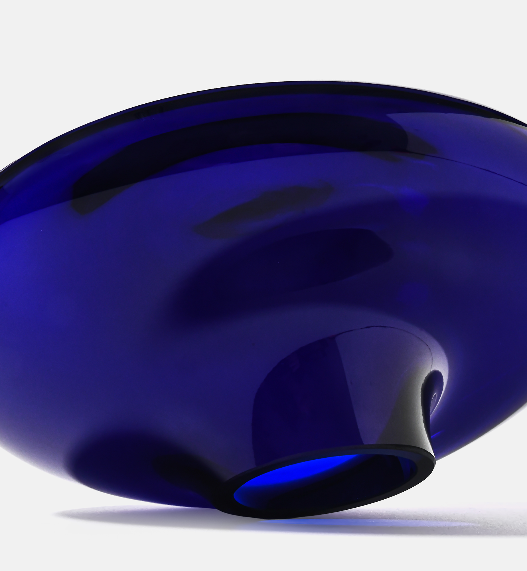 krosno-pebble-2017-vase-en-verre-cobalt-12-cm-fait-main image 4