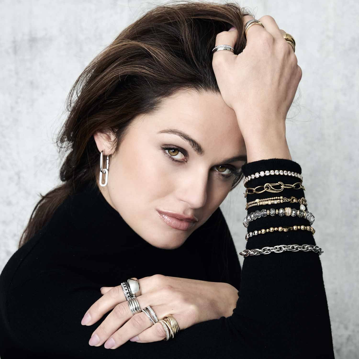 leonardo-berna-bracelet-dor-perles-grises-fum-es image 5