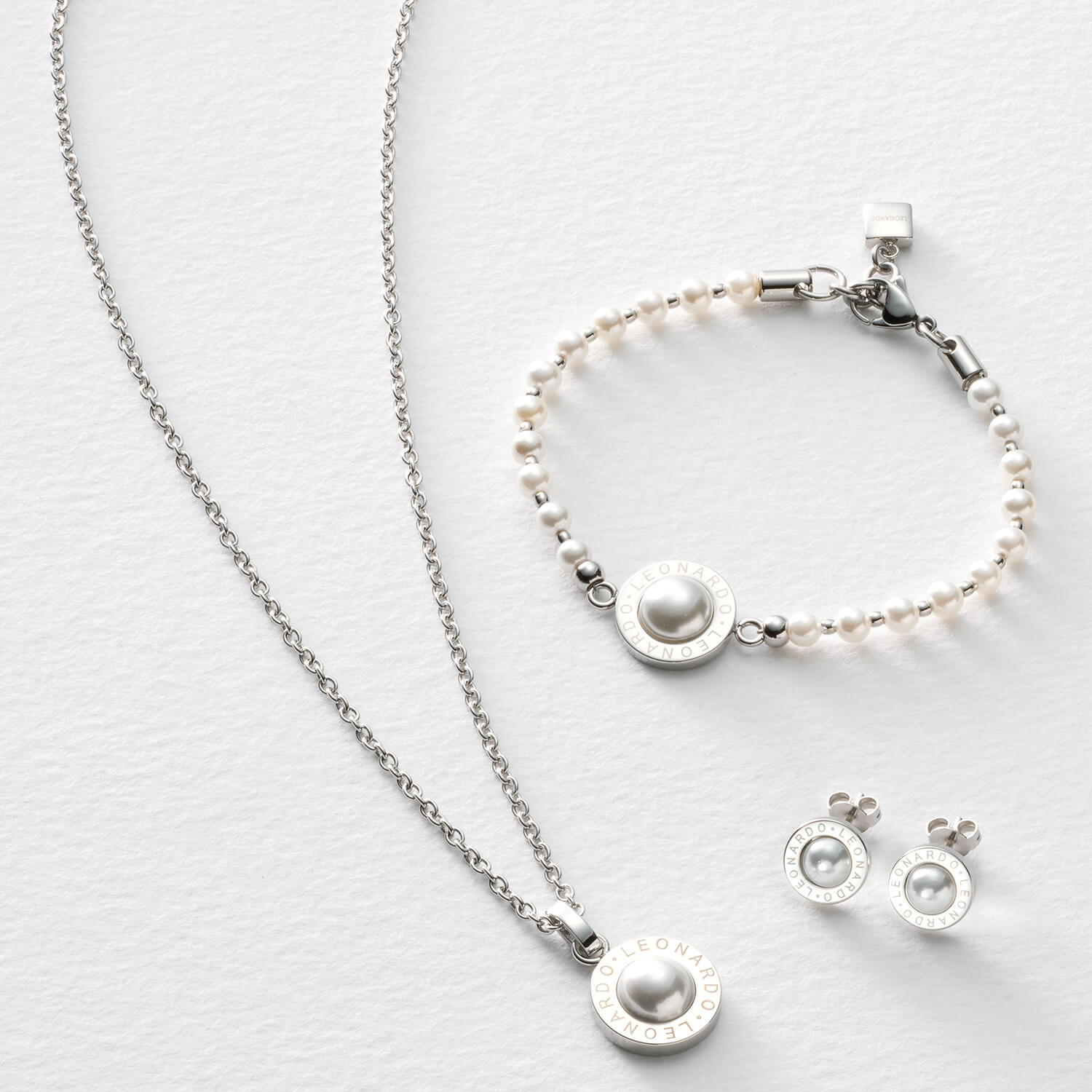 leonardo-matrix-boucles-d-oreilles-puces-nacre-blanc image 2