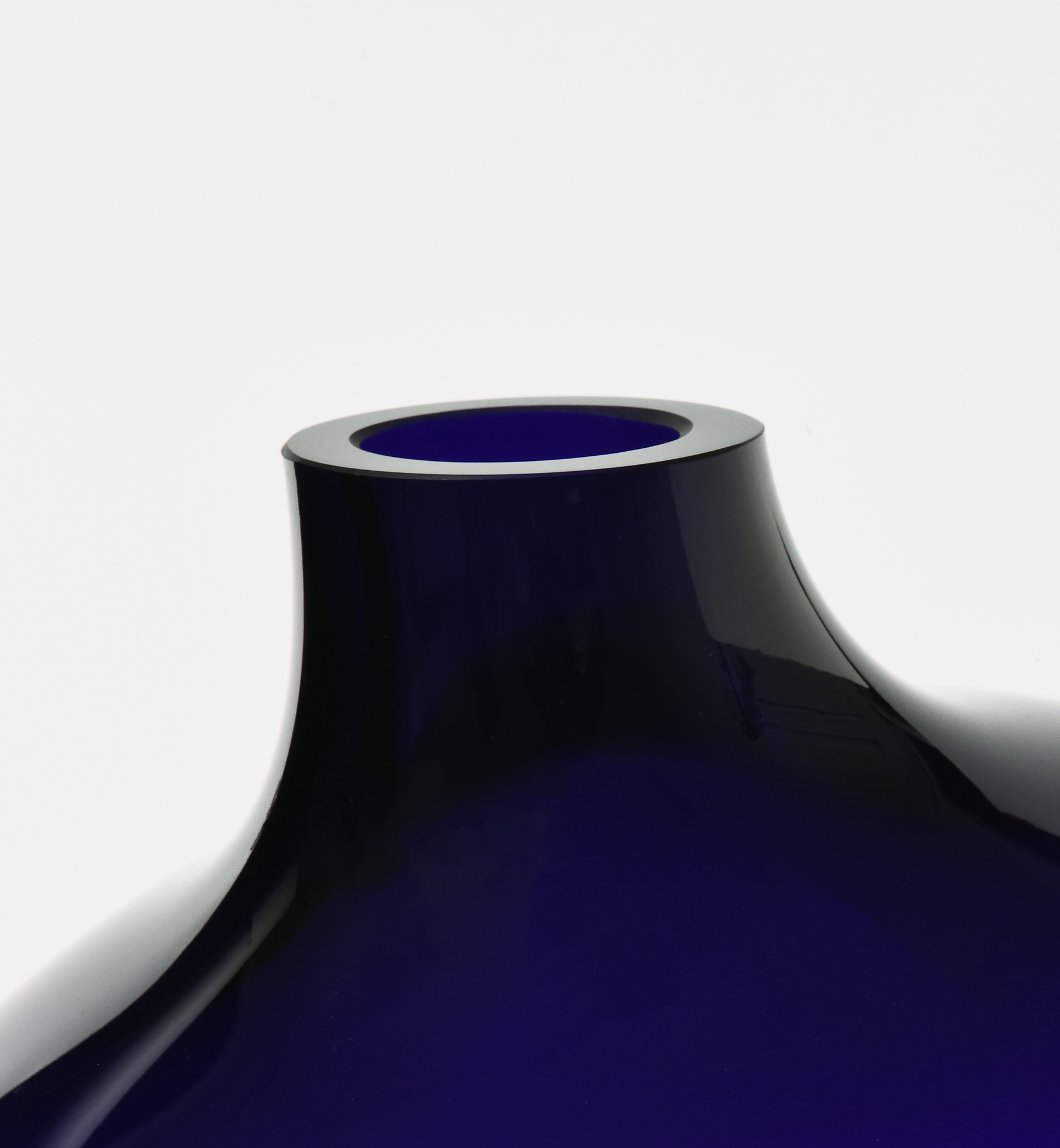 krosno-pebble-2017-vase-en-verre-cobalt-30-cm-bleu image 3