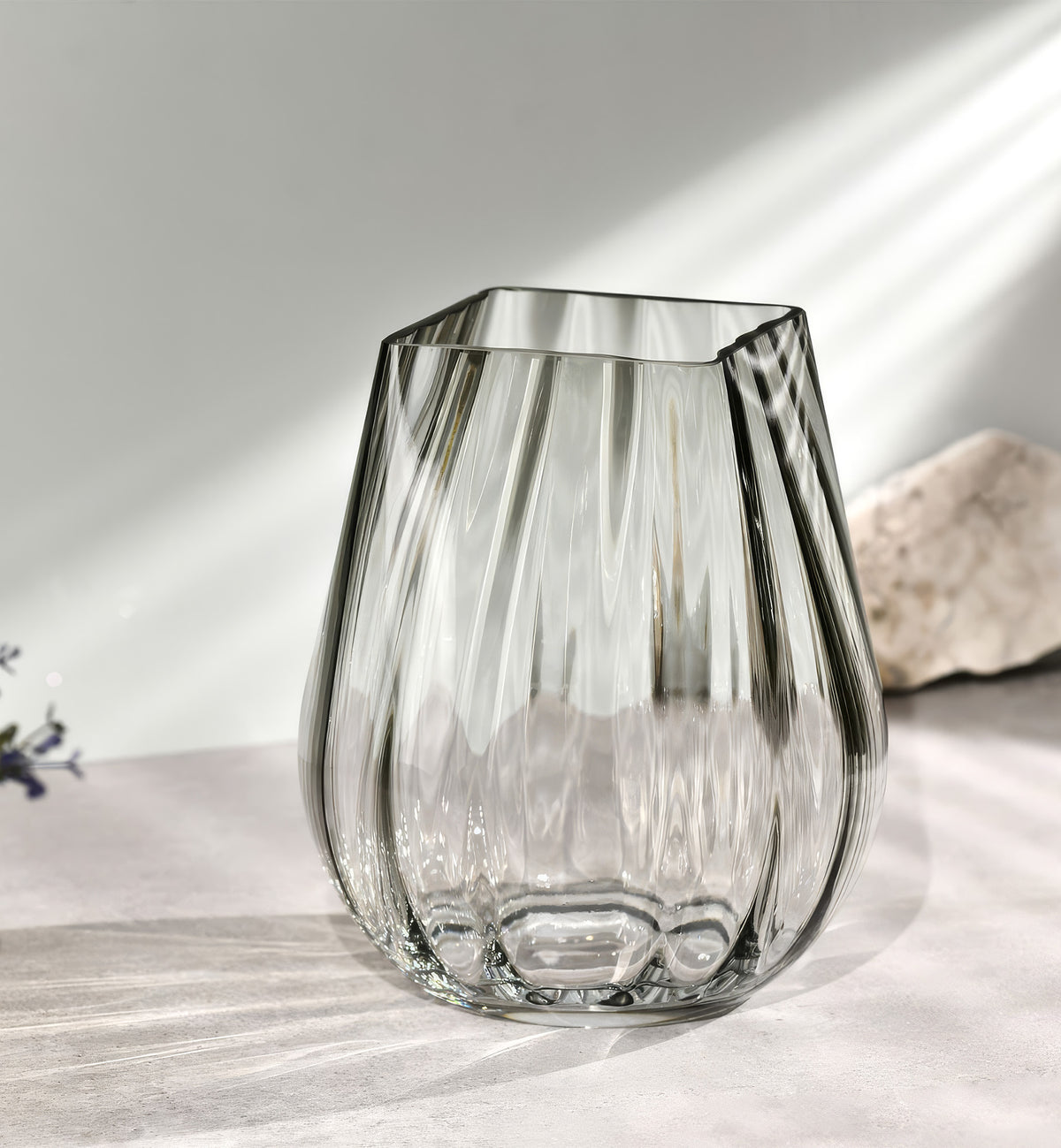 krosno-heavy-ribbed-vase-verre-fum-25-5-cm-carr image 2