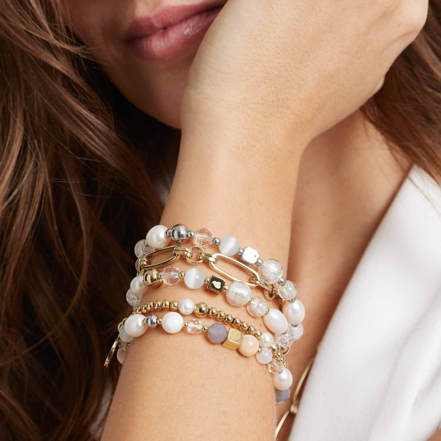 leonardo-mathilde-bracelet-perles-blanches-lastique-dor image 4