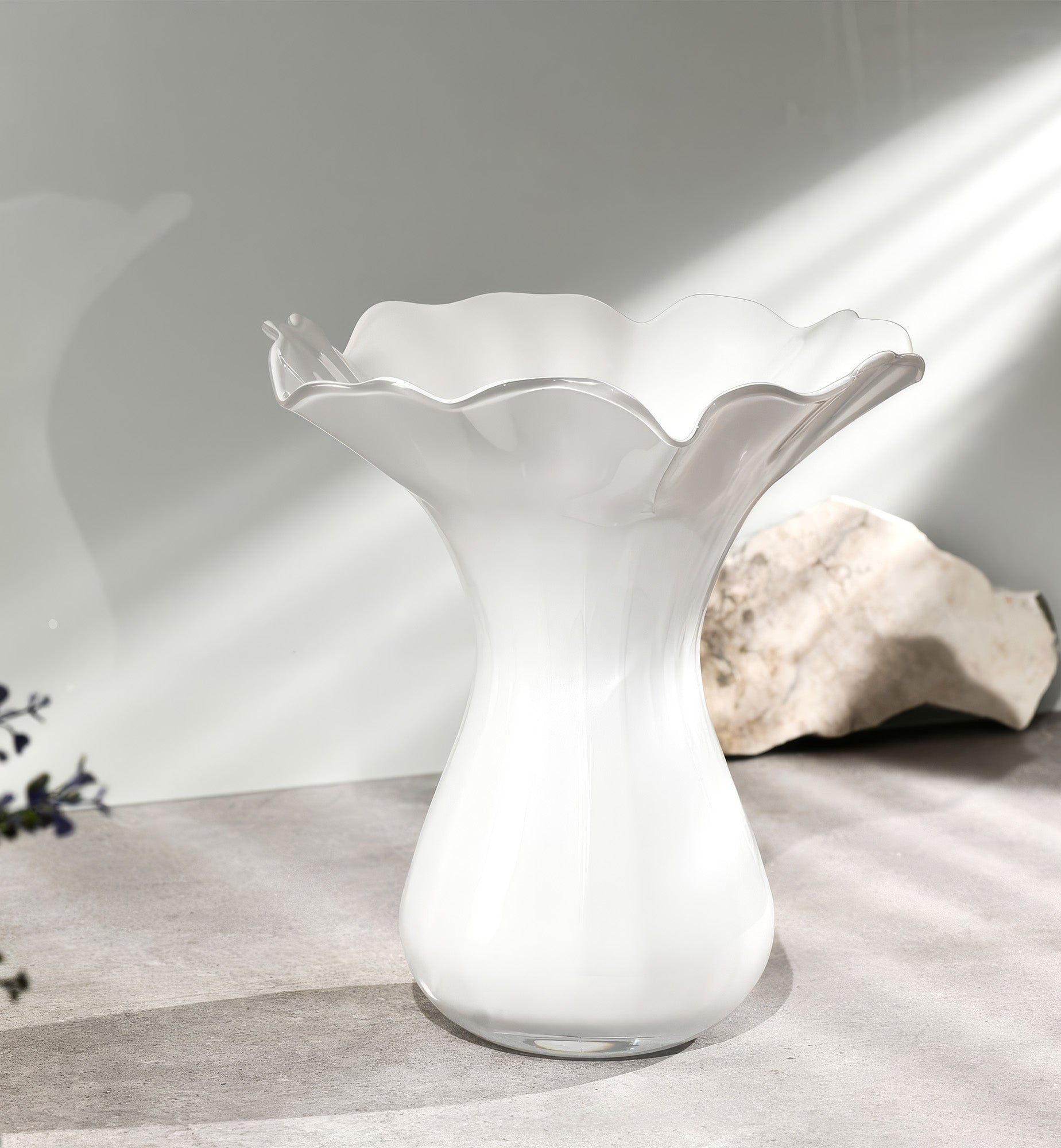 krosno-vase-blanc-opale-verre-28-cm-volant-fleur image 2