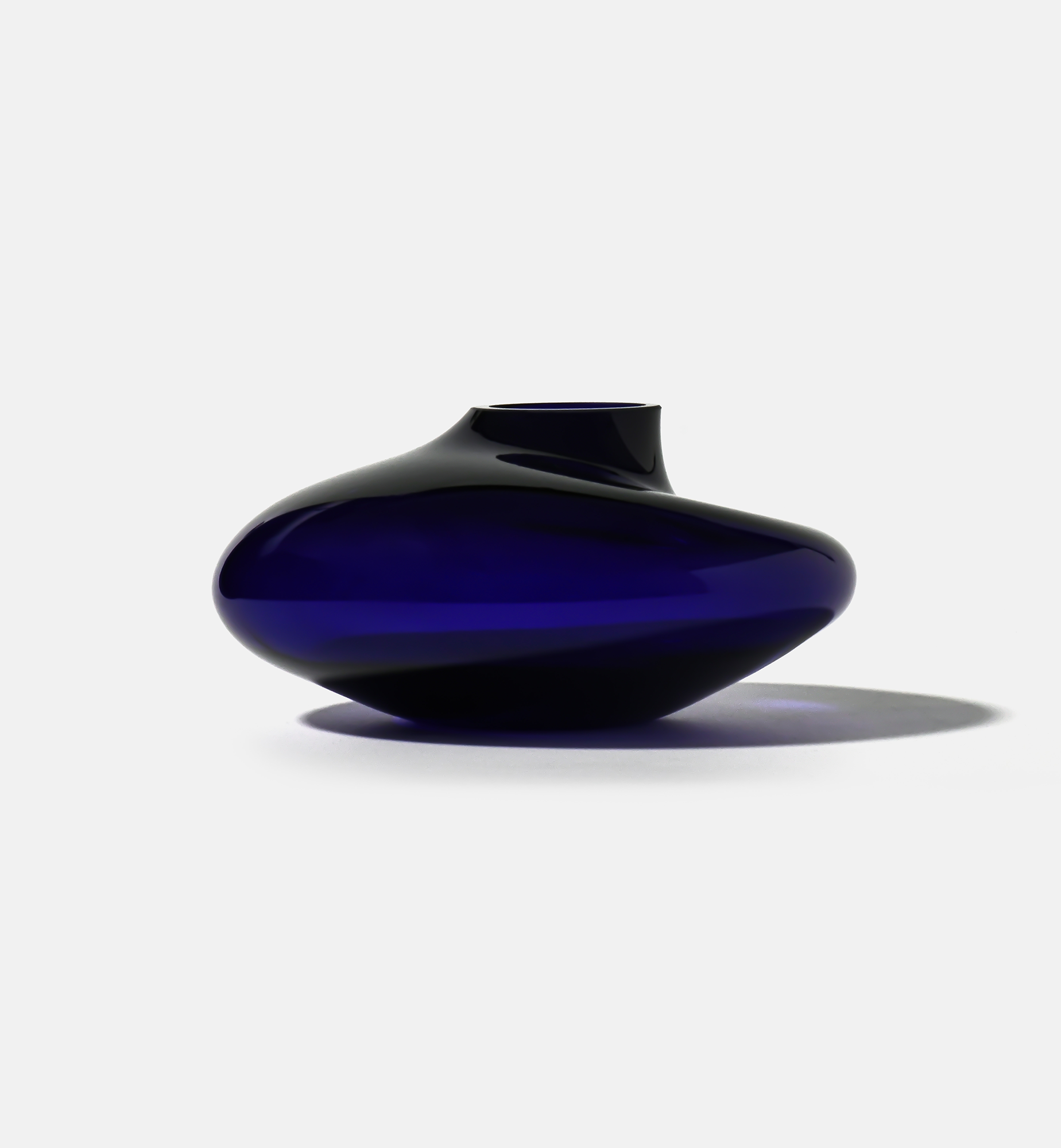 krosno-pebble-2017-vase-en-verre-cobalt-12-cm-fait-main image 1
